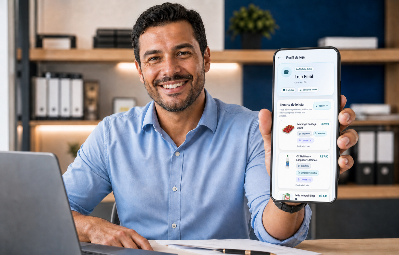 Profissional em ambiente corporativo mostrando no celular o perfil do lojista no PromoAlert